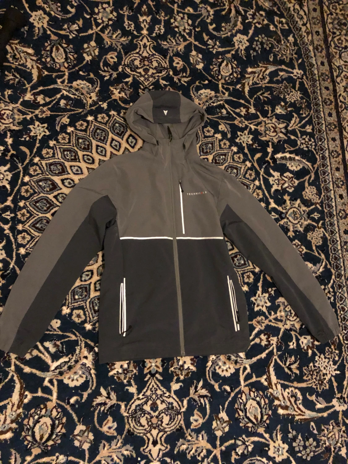 Grå vindjacka från Technicals XS