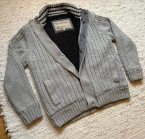 *FODRAD* CARDIGANJACKA - Säljer nu denna cardiganjacka med en av de snyggaste designs jag någonsin sett!🌤️🎨| Tjockt foder som gör denna perfekt till vintern!❄️| Kan möjligen passa M med | Hör gärna av dig!✌🏻👑