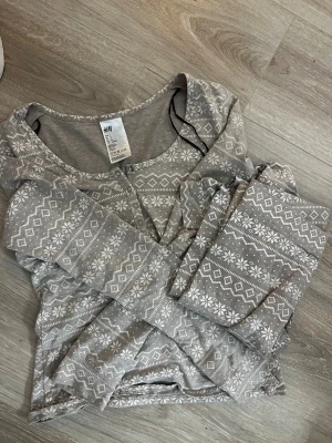 Jul pyjamas från H&M - säljer denna julpyjamaswn ifrån H&M, köpt för två år sedan men har inte kommit till användning så mycket.