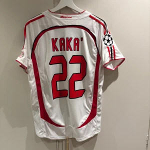 Milan 06/07 match tröja - En riktigt cool klassiker tröja. Kaka med nummer 22 på milans retro borta tröja från säsongen 06/07. Använd 2-3 gånger. 