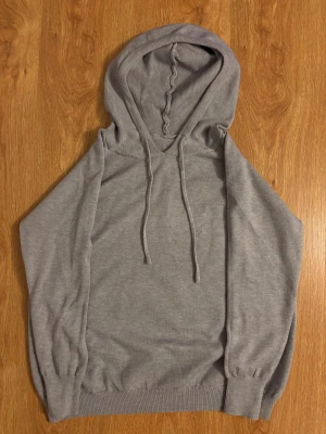 Snygg hoodie - Säljer en snygg grå hoodie som inte passar mig 