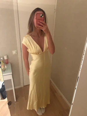 Gul balklänning - Säljer min gula balklänning då den är för kort och det inte går att skicka tillbaks den. Den är helt ny med prislapp💕