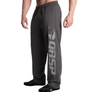 Svarta träningsbyxor från GASP - Nya med lapp kvar. Svarta träningsbyxor från GASP med stort tryck längs ena benet. Byxorna har en loose passform och resår i midjan för extra komfort. Perfekta för gymmet eller chill. Tillverkade i mjukt och lätt material.