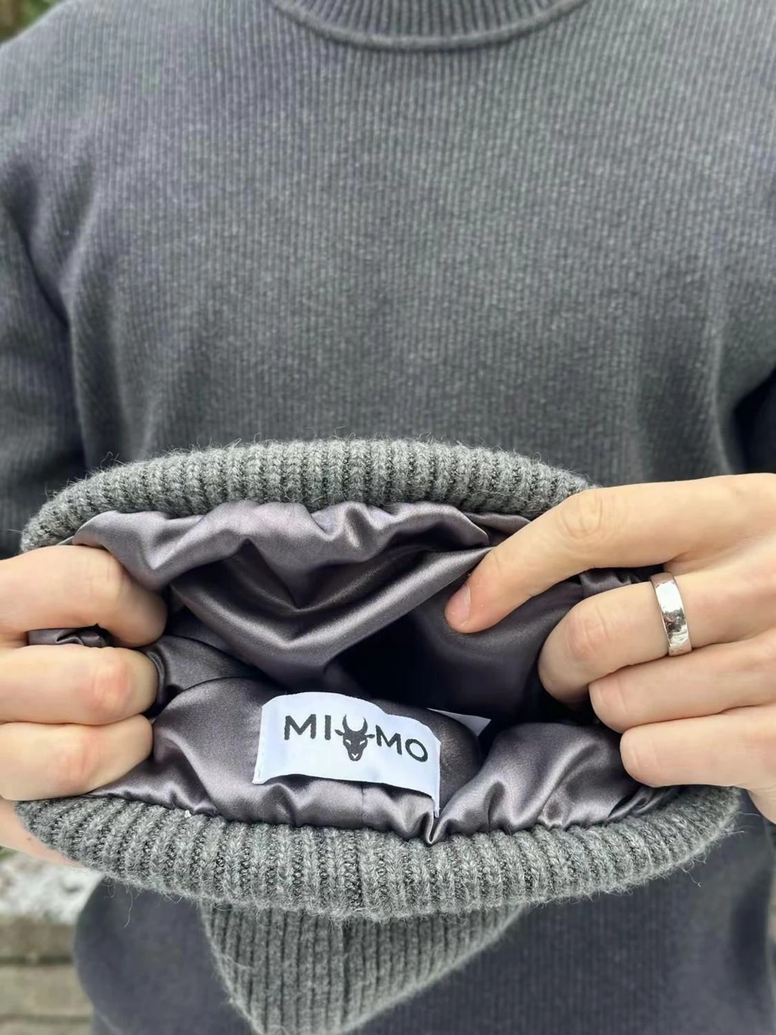Grå ribbstickad mössa från MIUMO - 2