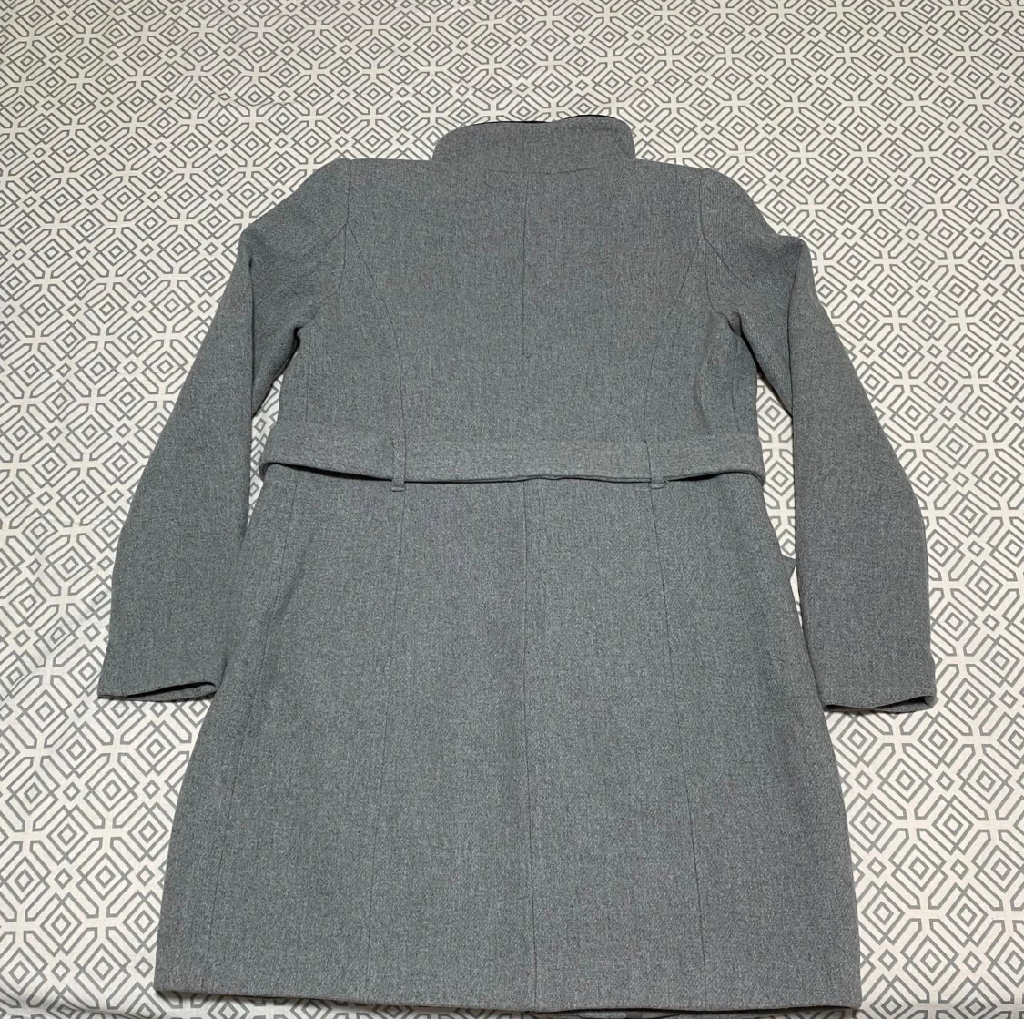 Grå kappa med bälte och dragkedjor