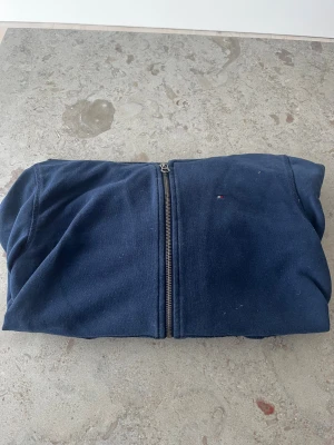 Tommy Hilfiger tröja i storlek 152 - Säljer denna Tommy Hilfiger tröja i storlek 152. Den är i väldigt bra skick 