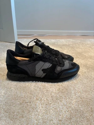 Valentino Rockrunner skor - Säljer ett Par Valentino Rockrunners Fint skick Skick: 9,3/10🧮  Inkluderat: Box ingår!♦️  Pris: 2899kr ej hugget i sten🎗️  Storlek: 42♣️  Snabbaffär = priset sänks-SERIÖSA BUD🔓