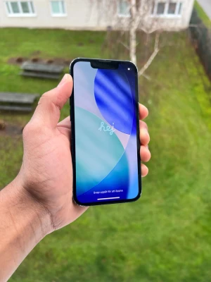 iPhone 13 mini 128GB 85% 🔋  -  iPhone 13 Mini – 128 GB – Bra skick!  Denna iPhone 13 Mini kommer med 128 GB lagring och en batterihälsa på 85%. 📈 Allt fungerar som det ska och telefonen levereras med laddare. Använt i cirka 1 och ett halvt år. Det finns små repor på sidorna, men inget som påverkar funktionen.  Pris: Kan diskuteras vid snabb försäljning! 💬  ⸻  Specifikationer: 	•	✅ Face ID: Fungerar perfekt 	•	✅ Batterihälsa: 85% 	•	✅ Lagring: 128 GB 	•	✅ Alla funktioner: Intakta och i toppskick  ⸻  🌟 Hör av dig om du är intr