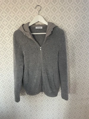 Gran sasso cardigan  - Säljer denna sjukt feta och eftertraktade gran sasso cardiganen, kan vara den fetaste på marknaden just nu med otroligt material och det skönaste materialet jag kännt, storlek 48 vilket motsvarar S, otroligt fint skick förutom minimalt små smutts på luvan som ej märks av, nypris 4000 och går ej att få tag på längre 