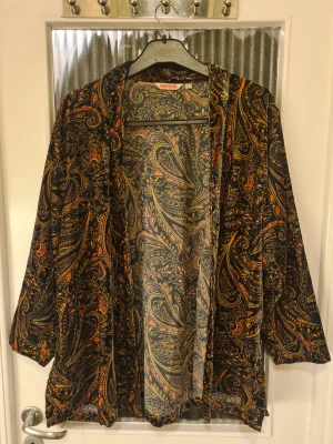 Indiska velour paisley kofta - storlek L lätt men varmt tyg aningens rödare och mörkare i verkligheten 