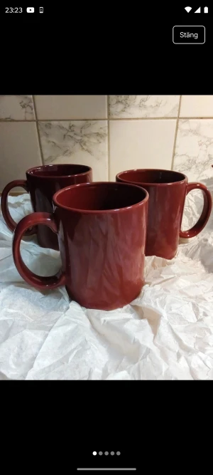 Tre (Snygga) vinröda muggar i Nyskick  - 3st vinröda muggar med mellanstora öron/ handtag. (8cm lång)  Är i Nyskick med prislappar kvar  Rymmer: 4dl  Köpta på Butik: Ljuva hem  Säljs 3 st för 25:-