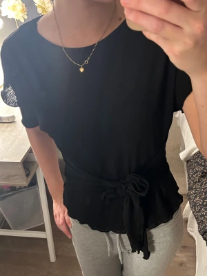 Topp med knyt från Zara - Supersnygg topp från Zara! Kan knytas både fram och bak på olika sätt, inga defekter