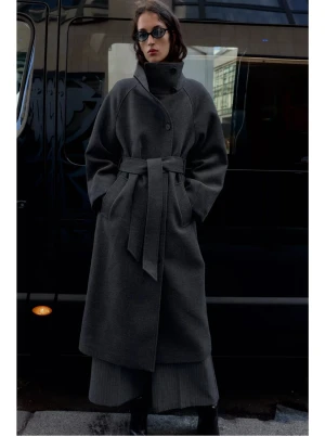 Populär slutsåld kappa Zara - Säljer denna slutsålda och populära kappa från Zara. Ny med prislappen på!