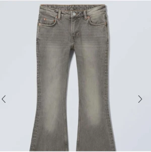 Grå bootcut jeans från Weekday - Säljer dessa jätte fina trendiga weekday jeans, knappt använda. Köp för ungefär 500 säljer de för ett JÄTTE BRA PRIS, passa på💕💕