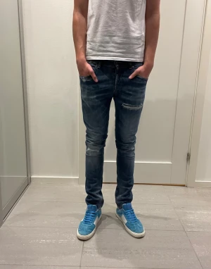 Dondup Jeans  - Säljer nu dessa Dondup Jeans med snygga slitningar i populär design, skriv för fler bilder/frågor🙌🏼