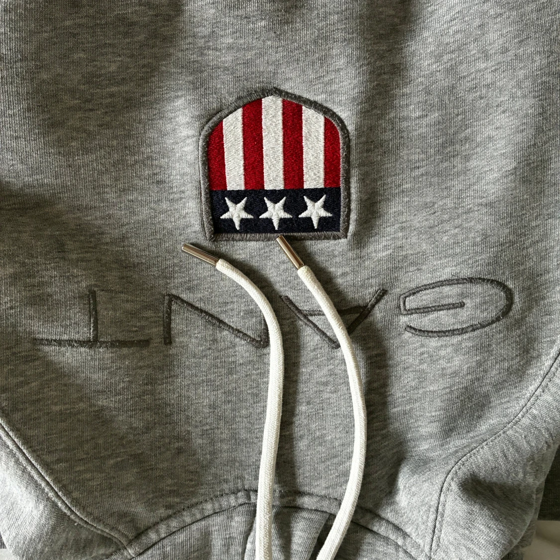 Grå hoodie från GANT  - 1