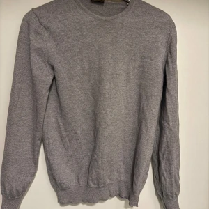 Grå stickad tröja från Stenströms - En crewneck från Stenströms, 100% Merinoull. Storlek M men något krympt vid handtvätt. Sparsamt använd, inga defekter.