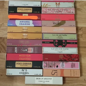 LAGERTÖMMNING - Hjälp oss nu tömma lagret inför en stor kommande leverans! Just nu erbjuder vi ett fantastiskt pris på parfymer till kvinna.  1 = 200kr. 2 = 350kr. 3 = 400kr. 5= 470kr. Eller köp alla 24st parfymer på bilden för 2000kr. Det är ett snitt på 80kr per parfym. 1 är såld och den är överstruken.