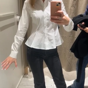 Vit figursydd skjorta med knappar - Nyköpt med prislapp. Köpt för 300 kronor från Stadivarius! Jättefin säljer pga stt jag redan har en annan skjorta