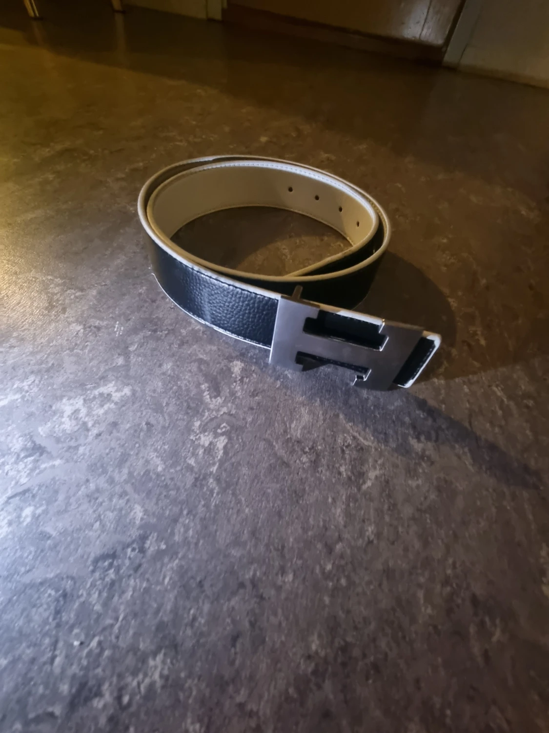 Svart skärp med silvrigt H-spänne - 1