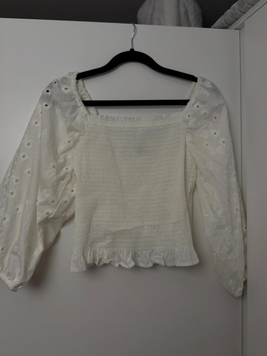 Vit blus med broderade ärmar