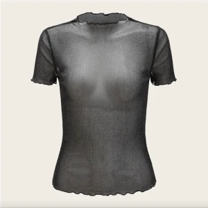 Svart  topp med glitter - Säljer en helt ny svart genomskinlig topp från Shein med glittrig finish. Toppen har korta ärmar, vågig kant vid hals, ärmslut och nederkant. Den är figurnära och perfekt till festliga tillfällen💕