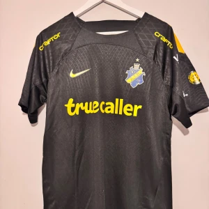 AIK HEMMA MATCHTRÖJA 2023  - Tröjan är endast använd ett par gånger men är i väldigt bra skick, tvätta i lägsta grader så inget ifrån tröjan försvinner, annars en väldigt skön tröja, fina färger och bästa laget i sverige 