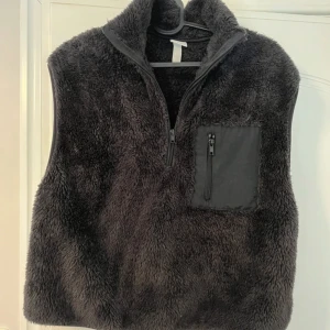 Svart fluffig pälsväst - Mysig svart pälsväst. Storleken är s men passar m även. 