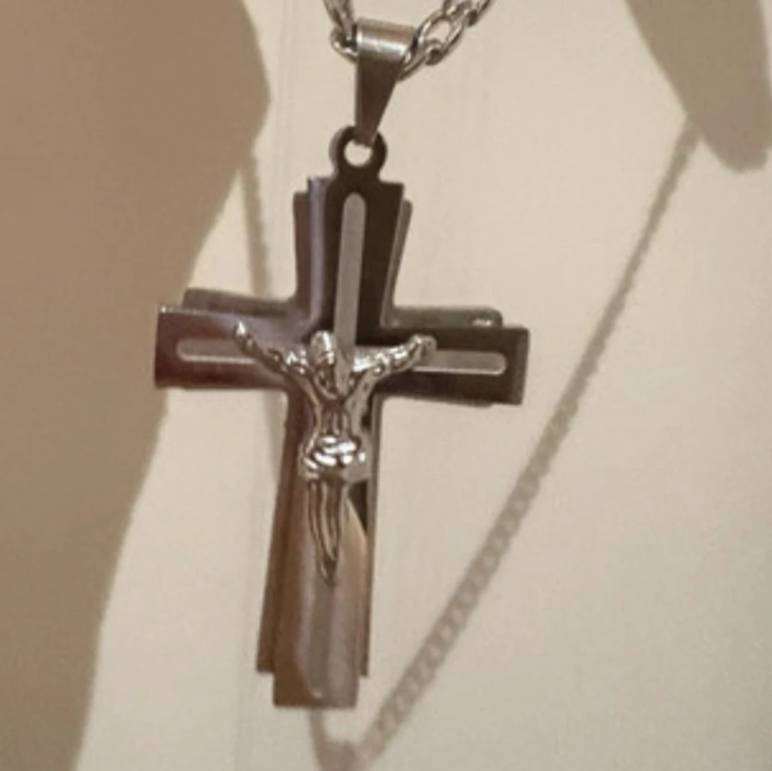 Silverfärgat korshalsband med Jesus - 1