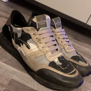 Valentino Garavani camo Rockrunners - Snygga sneakers från Valentino Garavani med beige och svart camouflagemönster. Perfekta till vintern  storlek 44 men har lagt till en extra sula för jag har 42,5 och det funkar hur bra som helst. skick 7,9/10 pris kan diskuteras vid snabb affär.