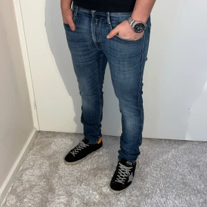 Replay Anbass jeans  - Replay Jeans | skick 9/10 | Storlek 32/34 | Pris - 499kr | Modellen är ca 179cm lång | Hör av dig vid minsta fråga eller fundering!!