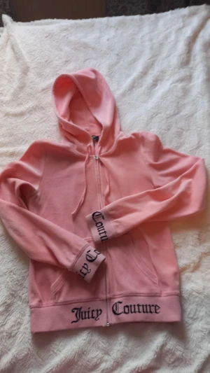 Juicy couture kofta - Säljer min rosa Juicy couture hoodie/kofta eftersomden numera är för liten för mig. Väldigt bra skick, stl XS. 450 kr plus frakt 🌸