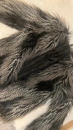 Svart och vit pälsjacka - Säljer en riktigt skygg pälsjacka i svart och vit. Jackan har fluffig päls. Skriv gärna om ni har funderingar💕