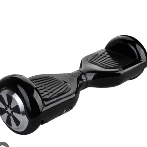  Hoverboard - Stilren svart Coolreall hoverboard med robusta hjul och halkfria fotplattor. Perfekt för smidig och rolig transport. Produkten ser ut att vara i gott skick utan synliga repor eller skador.