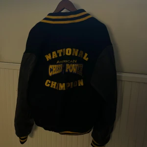 Cool oversized jacka - Säljen denna ascoola oversized collagejackan. Perfekt för att spicea upp en outfit. Passar allt från XS-L beroende på hur man vill att den ska sitta. Ärmarna är i läder och jackan är relativt varm!