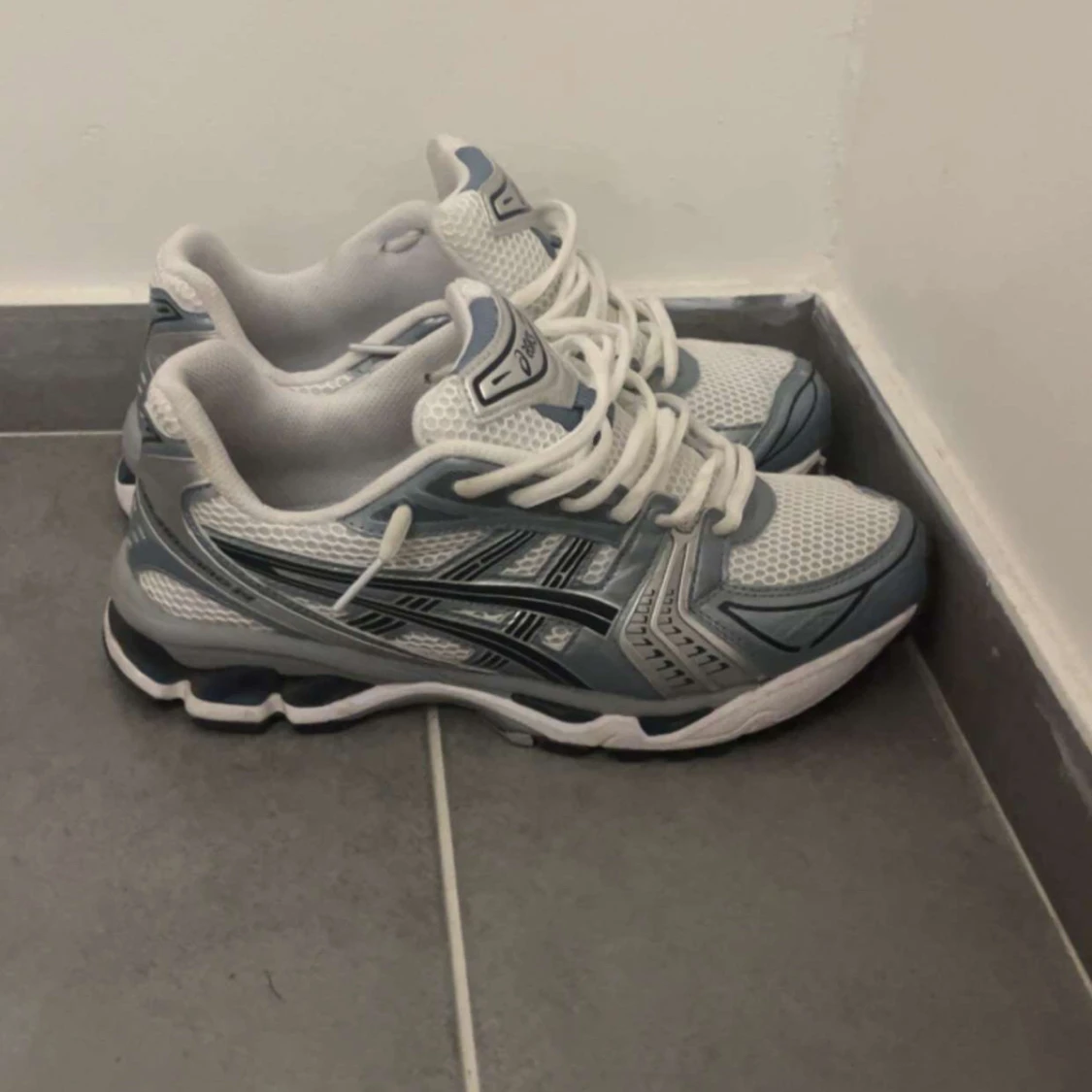 Vita och grå Asics sneakers - 1