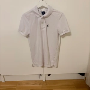 Vit piké från Polo Ralph Lauren - Använt fåtal gånger och i bra skick!