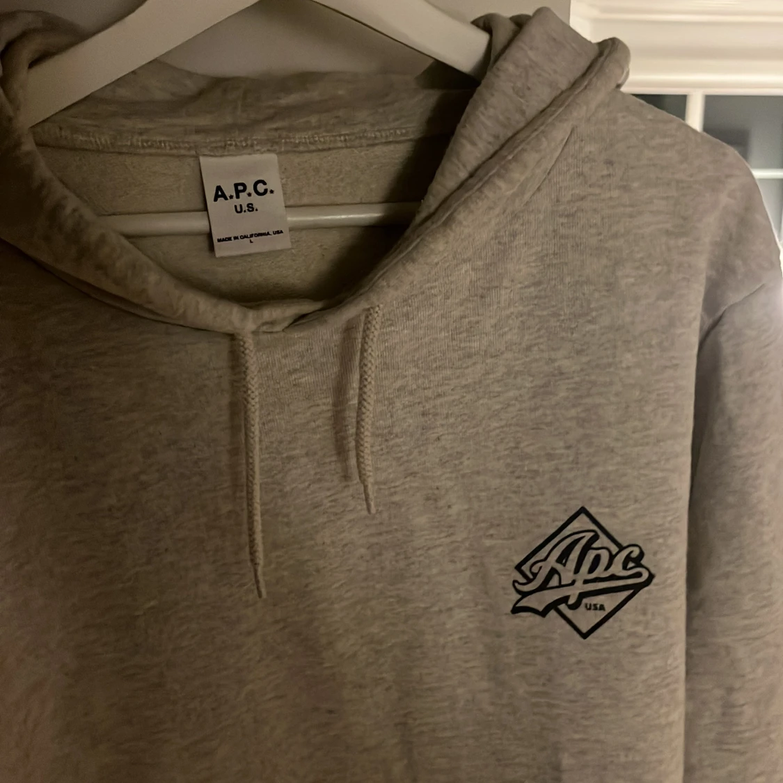 Ljusgrå hoodie från A.P.C. - 1