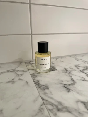 ESSNCE Chocolat Chaud parfym - Trendig Eau de Parfum från ESSNCE med namnet Chocolat Chaud. Perfekt för dig som vill sticka ut med en unik doft. Minimalistisk design som passar in i alla badrum.