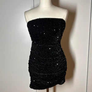 Paljettklänning/ nyårsklänning  - Superfin kort tajt tubklänning med paljetter. Köpt  på vinted och har använt den någon enstaka gång. Passar xs-s. Perfekt till nyår, jul och fest.  Köp sker via köp nu, jag postar inom 24h. Kvar tills markerad såld 