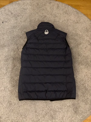 Sailracing väst Barn  - Säljer denna fina Sailracing väst som är i barn storlek inga defekter eller hål perfekt till hösten eller våren 