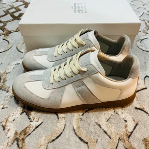 Maison Margiela Gats - Tja! Säljer mina vita Maison Margiela GATs som är riktigt fräscha och bara använda ett par gånger. Originalbox följer med och kvitto visas vid förfrågan. Priset är fastställt!