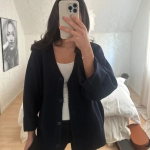 Jacka/kofta - Blå jacka/kofta från Avora 