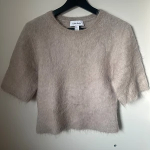 Beige stickad topp från & Other Stories - Supermjuk och fluffig beige stickad topp från & Other Stories i storlek S. Modellen är croppad med korta ärmar skriv om fler bilder❣️