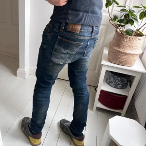 Nudie jeans  - Nudie jeans i storlek 33/32. Passar mer 30/31. Modellen är 180 cm 75 kg. Mått A: 40 cm B: 103 cm. Jeans modell: skinny lin.