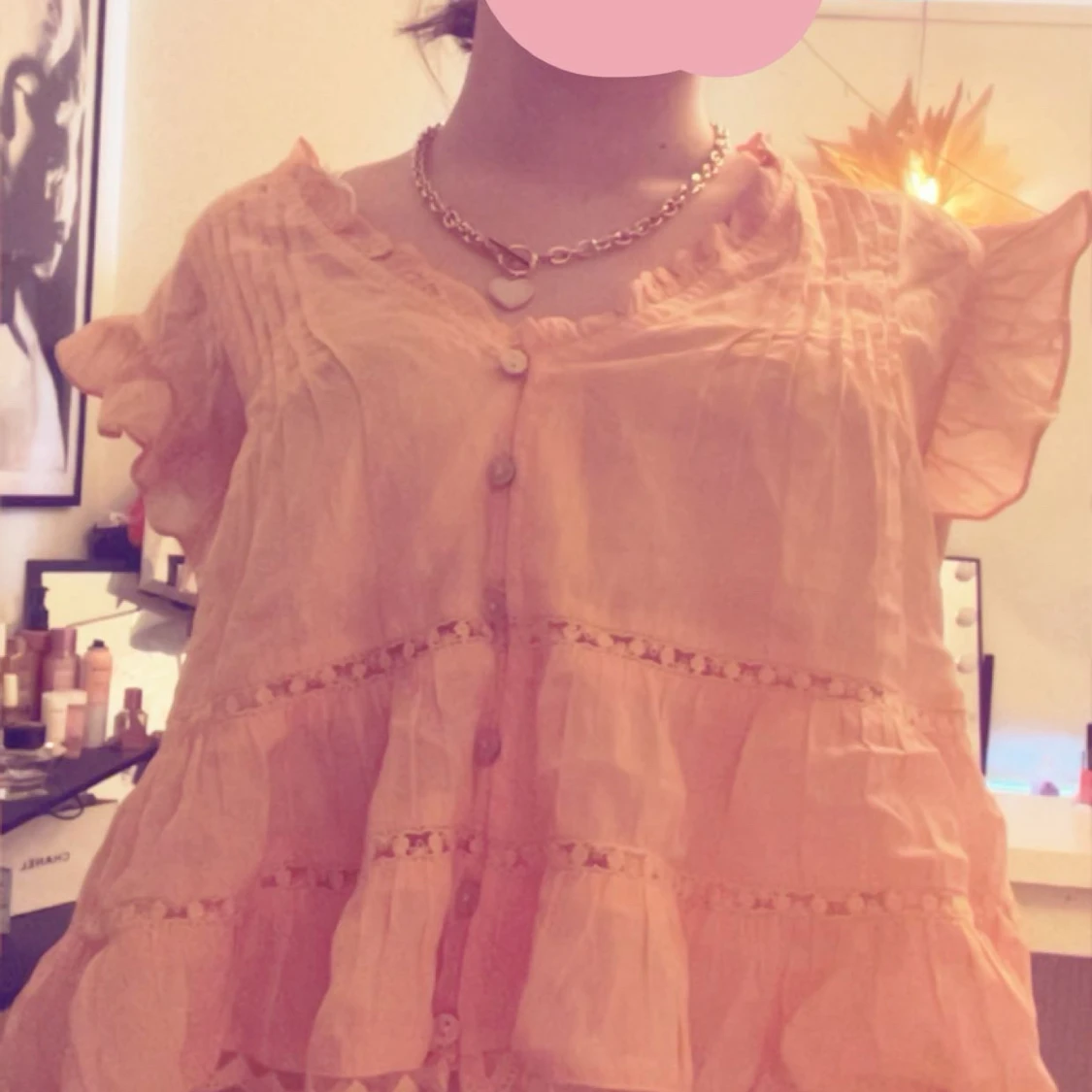 Ljusrosa volangklänning med knappar