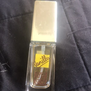 Alyssa Ashley Vanilla EdT 15ml - Vanilla EdT från Alyssa Ashley, 15 ml. Tillverkad i Italien. Perfekt storlek för att ta med i väskan och fräscha upp din stil när som helst.