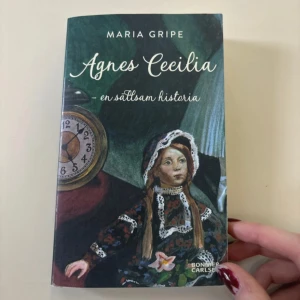 Agnes Cecilia – en sällsam historia - En av Sveriges mest älskade ungdomsromaner! Agnes Cecilia – en sällsam historia är en spännande och mystisk berättelse om Nora, där oförklarliga händelser och kusliga stämningar skapar en unik läsupplevelse. Perfekt för dig som gillar spökhistorier och klassiker.