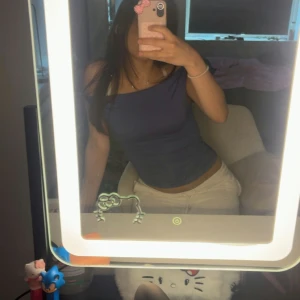 Mörkblå topp - Säljer en mörkblå, tight och croppad topp med tvinnande axelband. helt oanvänd❤️