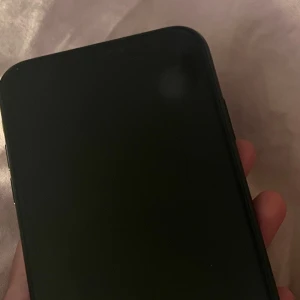 iPhone XR - iPhone XR – 64GB, olåst & i fint skick  Mobilen är i bra skick, inga sprickor eller skador. Allt fungerar som det ska – kamera, Face ID, ljud, wifi osv. Batterihälsan ligger på 84 %. Telefonen är olåst och redo att användas direkt.  
